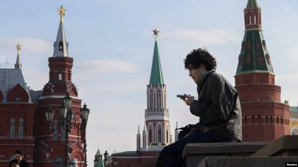 Законопроект предусматривает идентификацию пользователей и сокращение времени онлайн для детей до 14 лет, направленные на защиту несовершеннолетних в интернете.